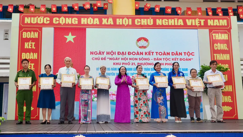 10 gương điển hình được khen thưởng tại ngày hội. Ảnh: HOÀNG HÙNG z7180169166664_76dce1fd4d44c7193302c02e29d1a441.jpg