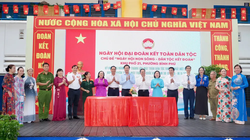 Khu phố và Ban Công tác mặt trận ký kết giao ước thi đua năm 2026. Ảnh: HOÀNG HÙNG z7180268526506_61b58c0cfb8e76d45ee03deb43db1831.jpg