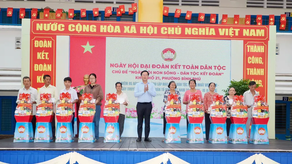 Đồng chí Lê Quốc Phong trao quà đến các hộ dân có hoàn cảnh khó khăn tại ngày hội. Ảnh: HOÀNG HÙNG z7180269517792_1943f0ad1e55a8f4c3f90a282ba043ed.jpg