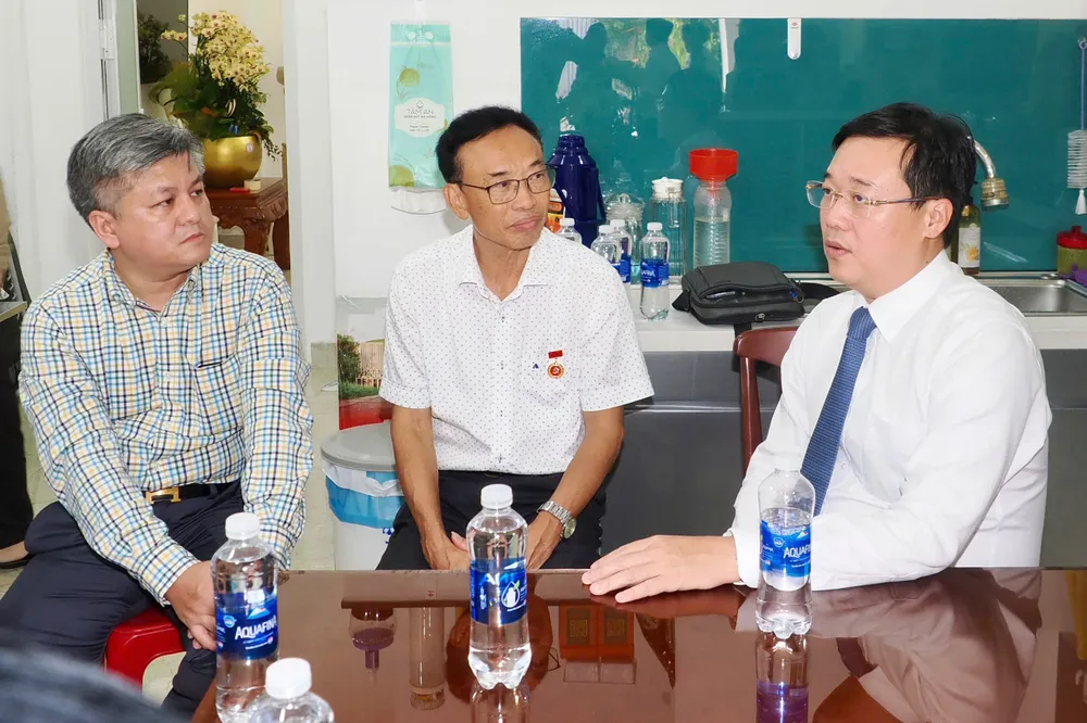 Đồng chí Lê Quốc Phong thăm hỏi, trò chuyện cùng gia đình đồng chí Nguyễn Duy Anh. Ảnh: HOÀNG HÙNG