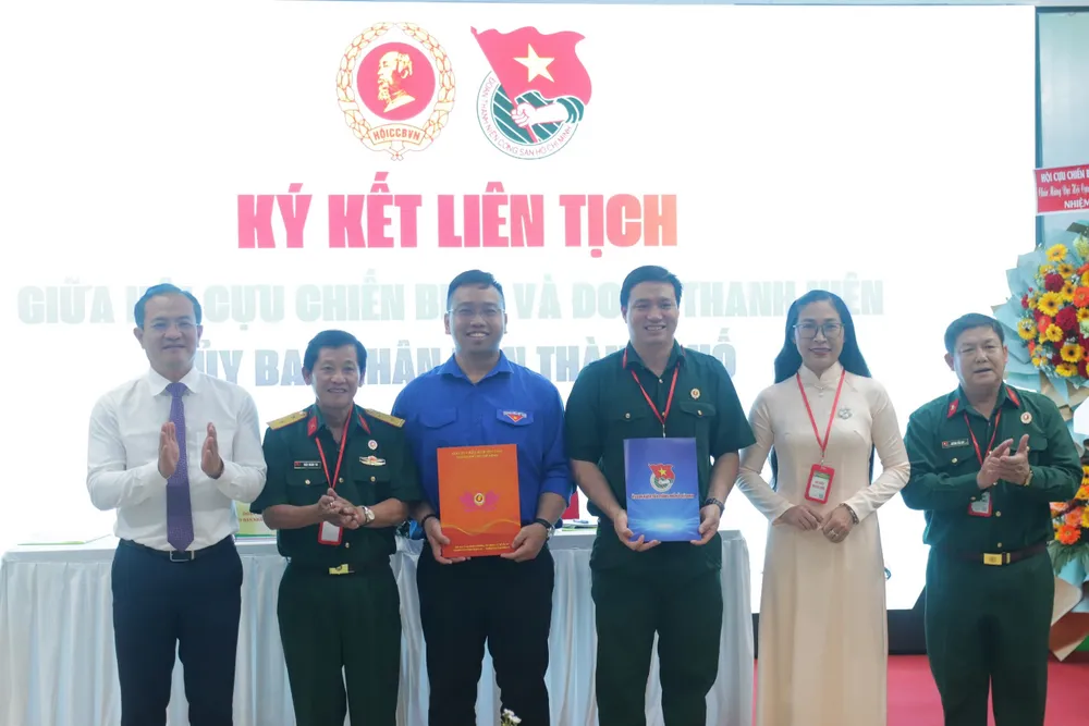 Föreningen och ungdomsförbundet i Ho Chi Minh-stadens folkkommitté undertecknade ett gemensamt avtal z7200079327110_d00df54b2b1a2114f2bab8d346c47912.jpg