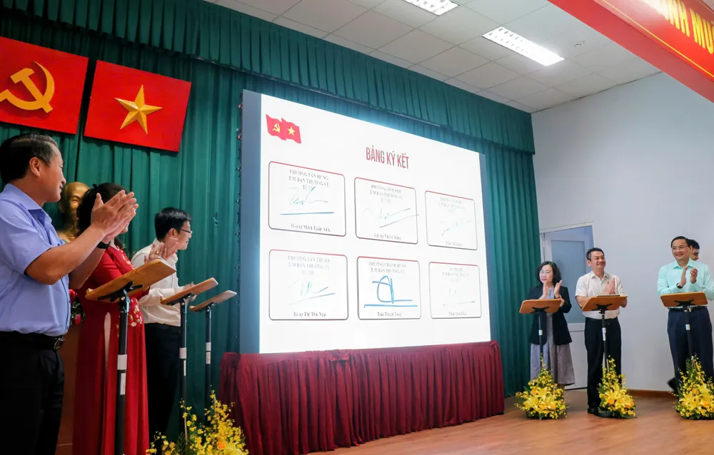 6 phường, xã thực hiện nghi thức ký kết