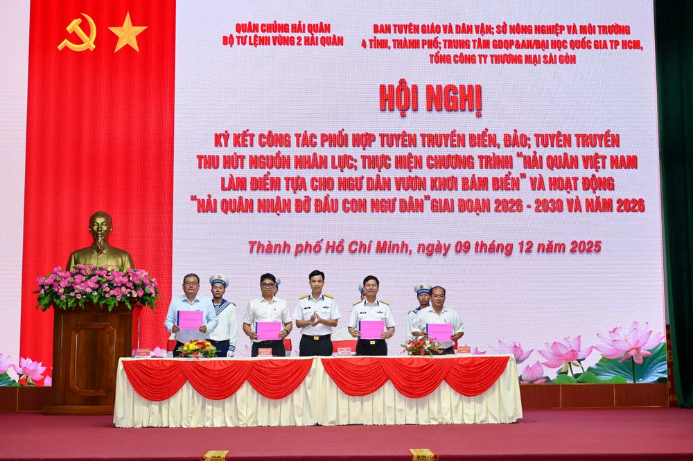 កងទ័ពជើងទឹកភូមិភាគ២ បានចុះហត្ថលេខាលើកិច្ចព្រមព្រៀងសហប្រតិបត្តិការជាមួយទីភ្នាក់ងារ និងអង្គភាពនានា។ DSC_9035.JPG