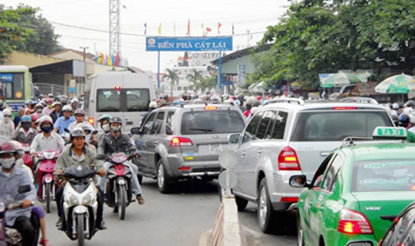 Bến phà Cát Lái nối quận 2, TPHCM với huyện Nhơn Trạch, tỉnh Đồng Nai luôn trong tình trạng quá tải