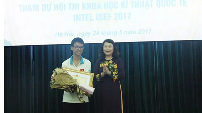 Thứ trưởng Bộ GD-ĐT Nguyễn Thị Nghĩa trao Bằng Khen của Bộ GD-ĐT cho em Phạm Huy