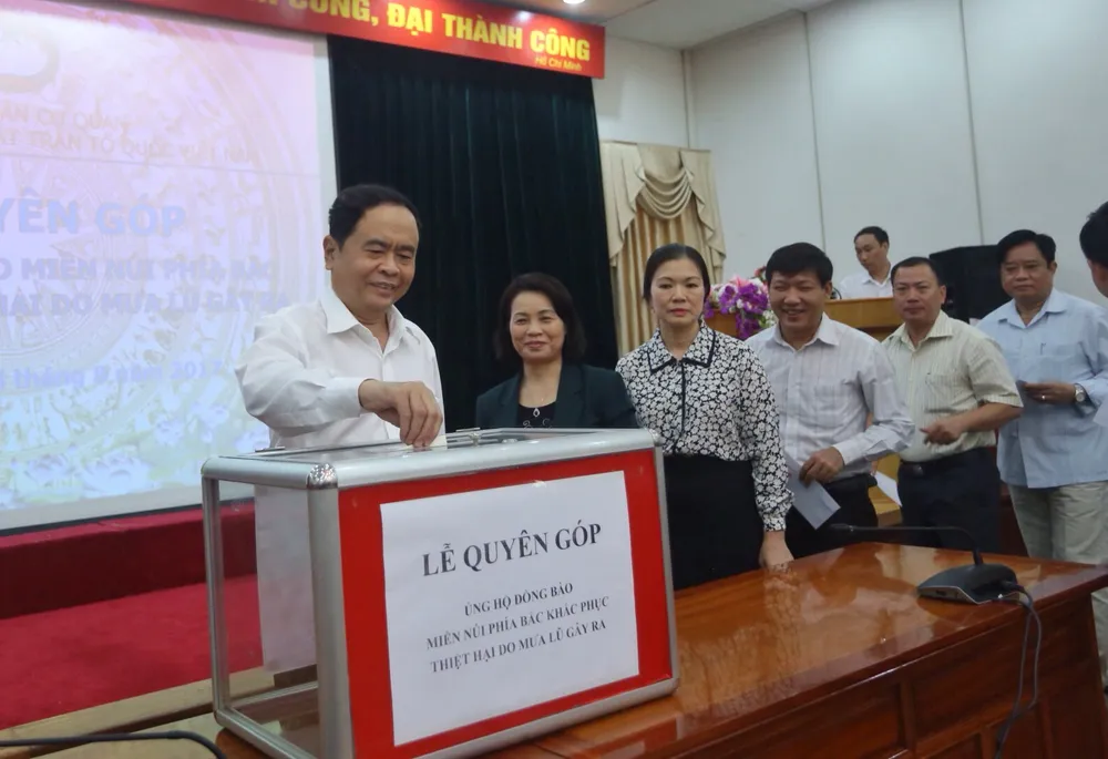 Chủ tịch Ủy ban TƯ MTTQ Vệt Nam Trần Thanh Mẫn ủng hộ đồng bào bị mưa lũ