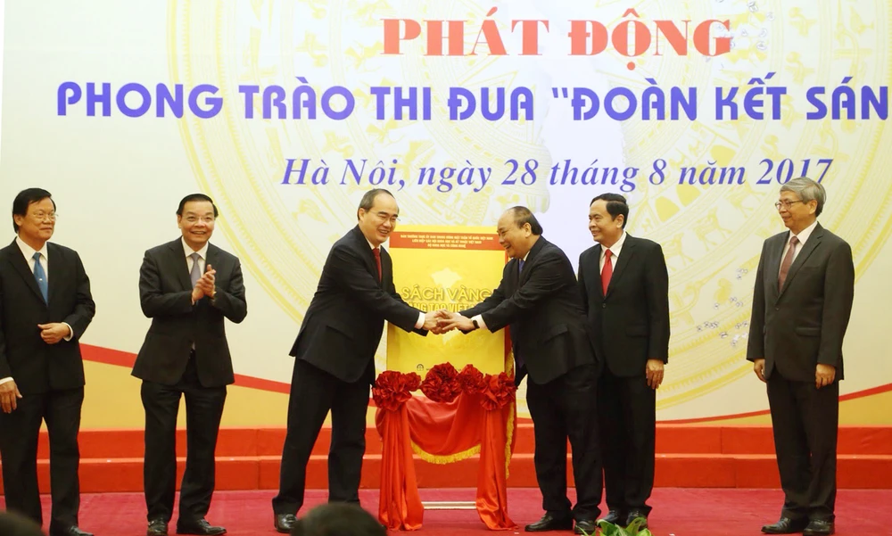 Thủ tướng Nguyễn Xuân Phúc và Bí thư Thành ủy TPHCM Nguyễn Thiện Nhân công bố Sách Vàng Sáng tạo 2017