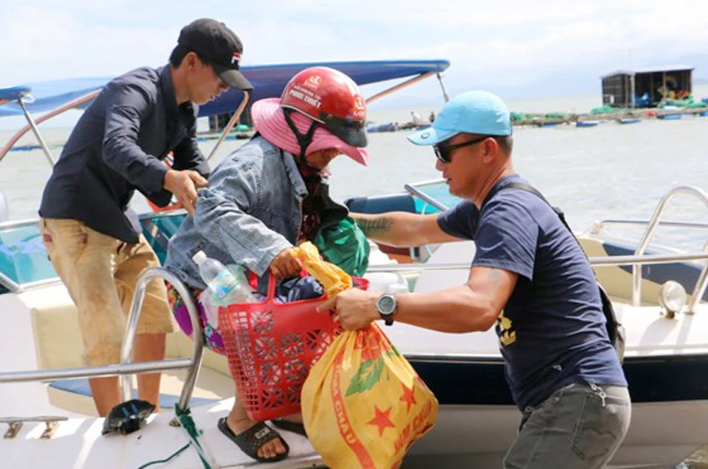 Một người dân bị kẹt trên đảo hoang được nhóm anh Luân tiếp cận và đưa vào bờ trưa 6-11