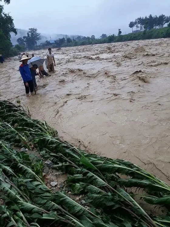 Mặt trận Tổ quốc Việt Nam thăm hỏi và hỗ trợ bà con vùng lũ ảnh 1 Mặt trận Tổ quốc Việt Nam thăm hỏi và hỗ trợ bà con vùng lũ ảnh 1