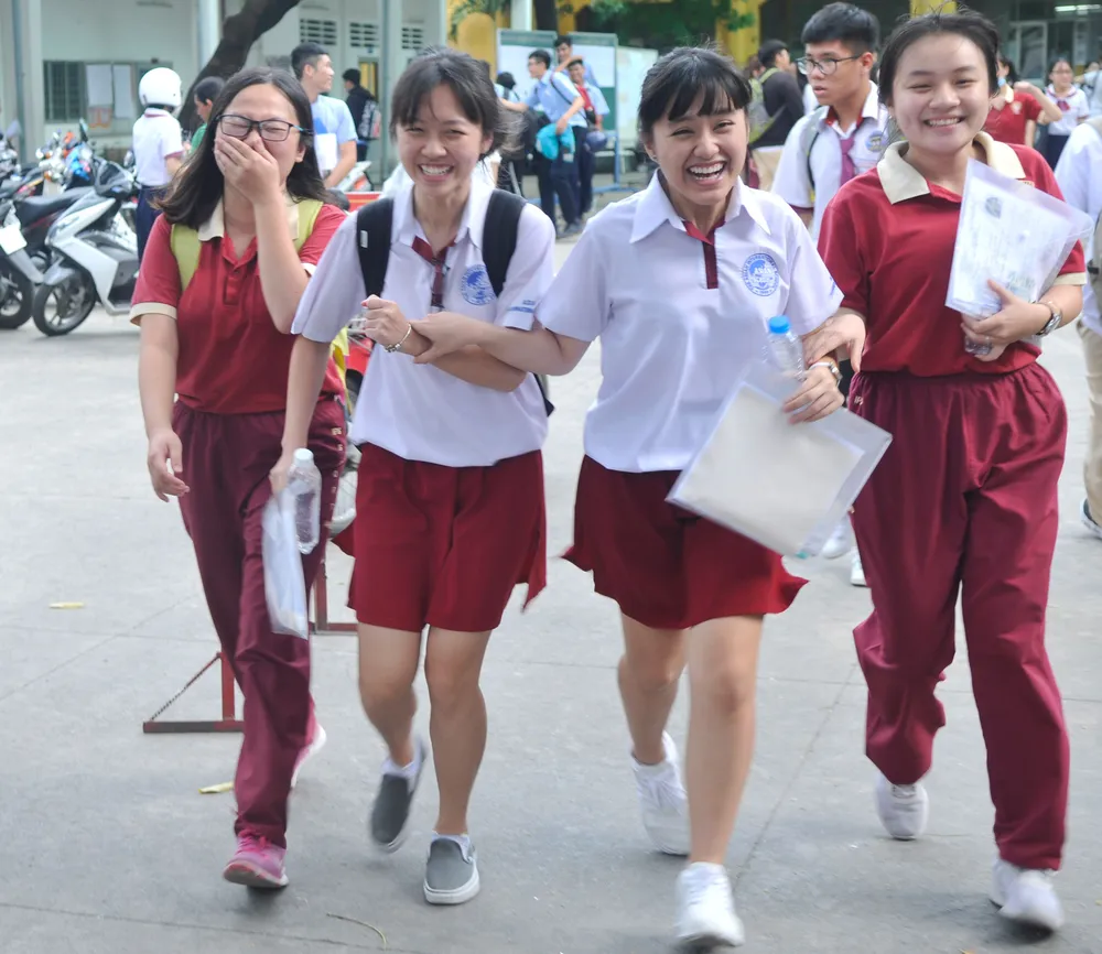 Đề văn về tiềm lực kinh tế: TS Hà Nội than “lệch tủ”, TS TPHCM rạng rỡ ra về ảnh 7