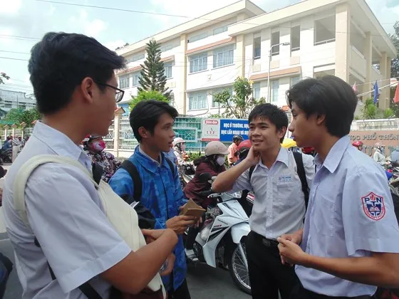 Đề văn về tiềm lực kinh tế: TS Hà Nội than “lệch tủ”, TS TPHCM rạng rỡ ra về ảnh 6