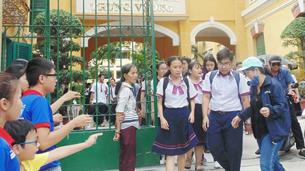 Thí sinh tại điểm thi Trường THPT Trưng Vương , TPHCM sau khi kết thúc giờ làm bài 3 môn thi tổ hợp khoa học tự nhiên