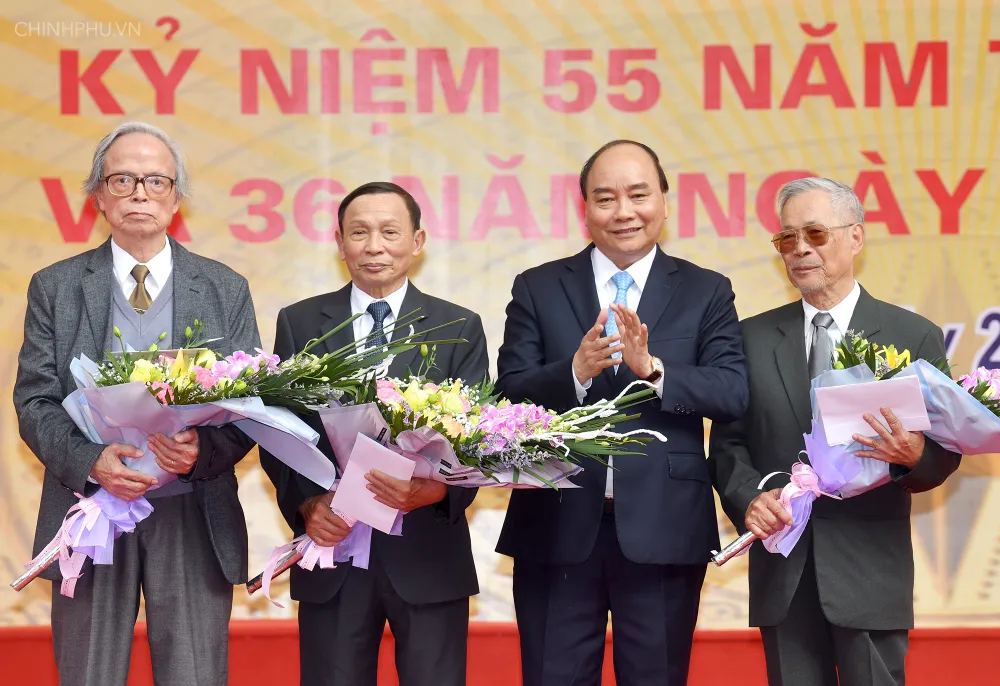 Thủ tướng Nguyễn Xuân Phúc tặng hoa chúc mừng các thầy giáo cũ