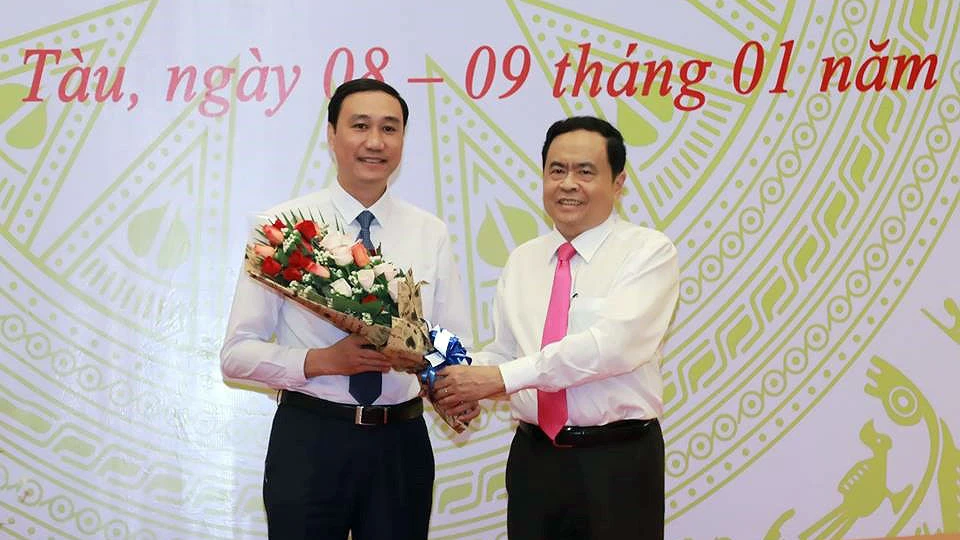 Ông Trần Thanh Mẫn (phải) chúc mừng ông Phùng Khánh Tài (trái)