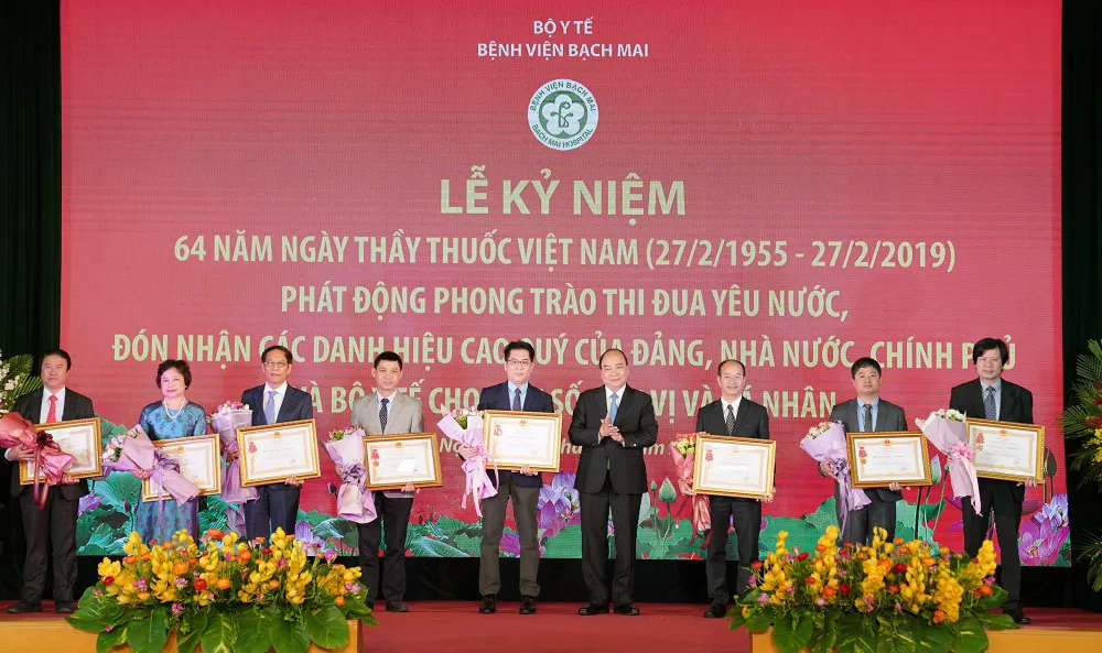 Thủ tướng: Tôn vinh công lao, sự hy sinh của đội ngũ bác sĩ, nhân viên y tế ảnh 1 Thủ tướng: Tôn vinh công lao, sự hy sinh của đội ngũ bác sĩ, nhân viên y tế ảnh 1