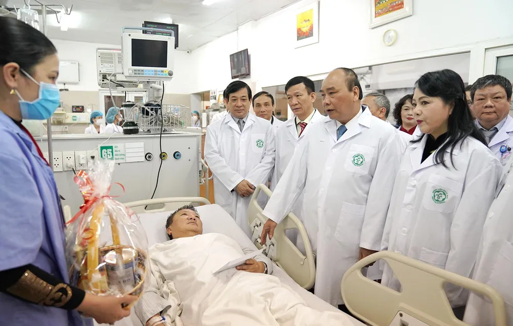 Thủ tướng: Tôn vinh công lao, sự hy sinh của đội ngũ bác sĩ, nhân viên y tế ảnh 2 Thủ tướng: Tôn vinh công lao, sự hy sinh của đội ngũ bác sĩ, nhân viên y tế ảnh 2