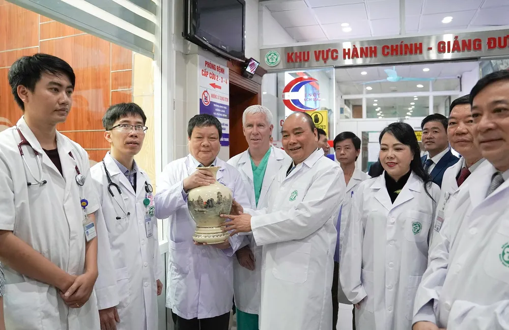Thủ tướng: Tôn vinh công lao, sự hy sinh của đội ngũ bác sĩ, nhân viên y tế ảnh 3 Thủ tướng: Tôn vinh công lao, sự hy sinh của đội ngũ bác sĩ, nhân viên y tế ảnh 3