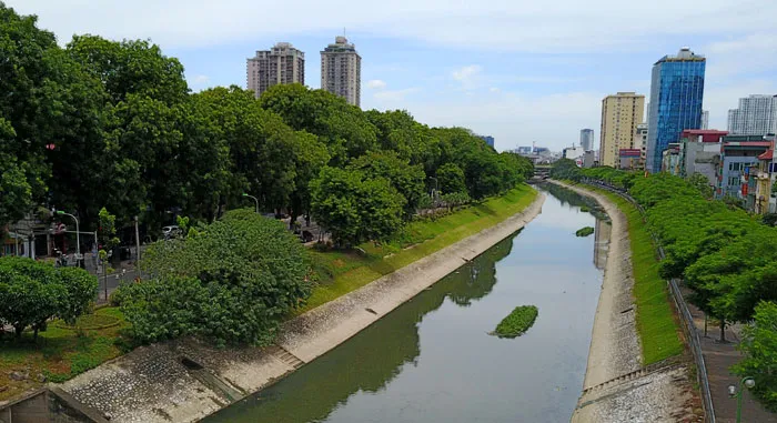 Sông Tô Lịch đã được kè rất đẹp nhưng luôn trong tình trạng ô nhiễm nặng
