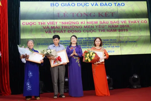 Bộ GD-ĐT trao giải cho các tác giả