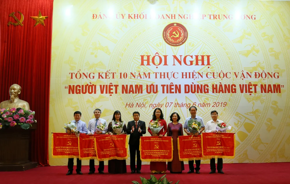 Khen thưởng tập thể, cá nhân tại hội nghị