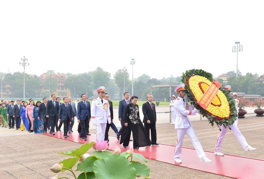 Đoàn Đại biểu Quốc hội vào Lăng viếng Chủ tịch Hồ Chí Minh. Ảnh: QUANG PHÚC