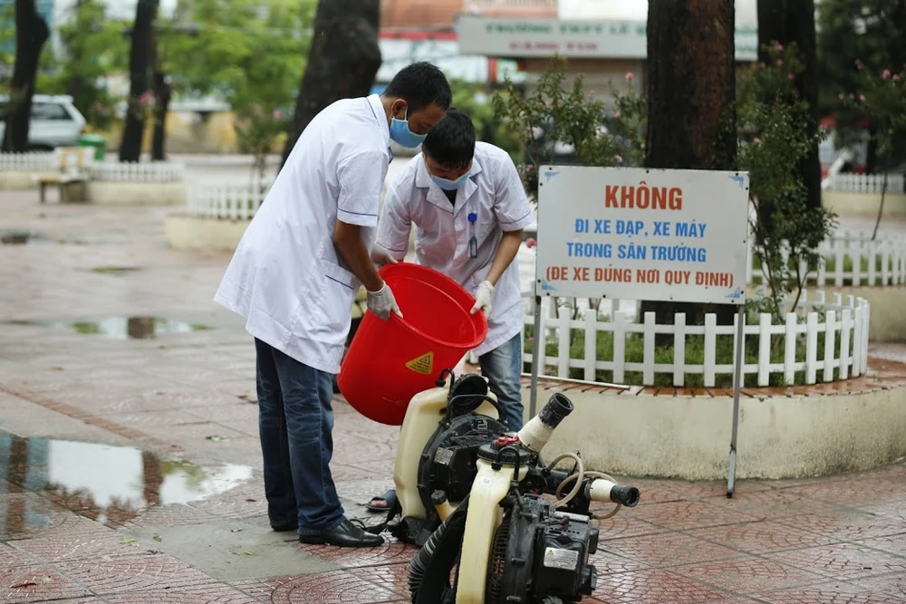 Hà Nội tiến hành công tác khử khuẩn ở các điểm thi, chuẩn bị cho kỳ thi tốt nghiệp THPT Quốc gia sắp diễn ra. Ảnh: QUANG PHÚC