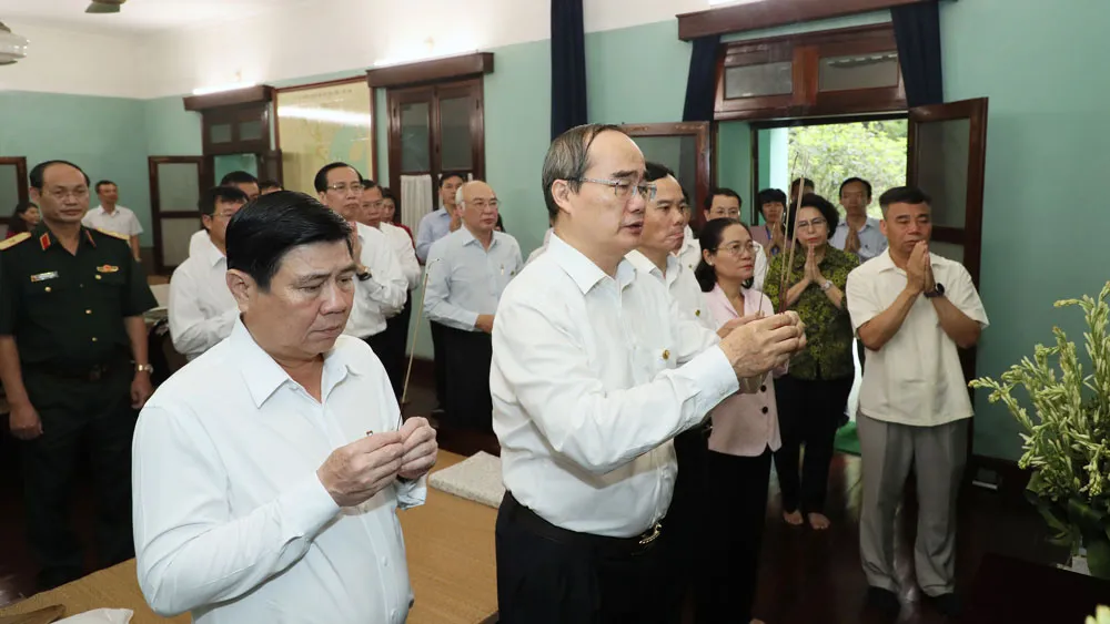 Bí thư Thành ủy TPHCM Nguyễn Thiện Nhân và Chủ tịch UBND TPHCM Nguyễn Thành Phong cùng Ban Thường vụ Thành ủy TPHCM dâng hương tưởng niệm Chủ tịch Hồ Chí Minh. Ảnh: QUANG PHÚC