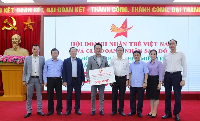 Tiếp nhận ủng hộ mưa lũ của Hội doanh nhân trẻ Việt Nam và Câu lạc bộ doanh nhân trẻ Sao Đỏ 