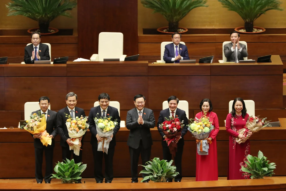 Chủ tịch Quốc hội Vương Đình Huệ chúc mừng Tân Phó Chủ tịch nước và các tân Ủy viên Ủy ban Thường vụ Quốc hội. Ảnh: VIẾT CHUNG