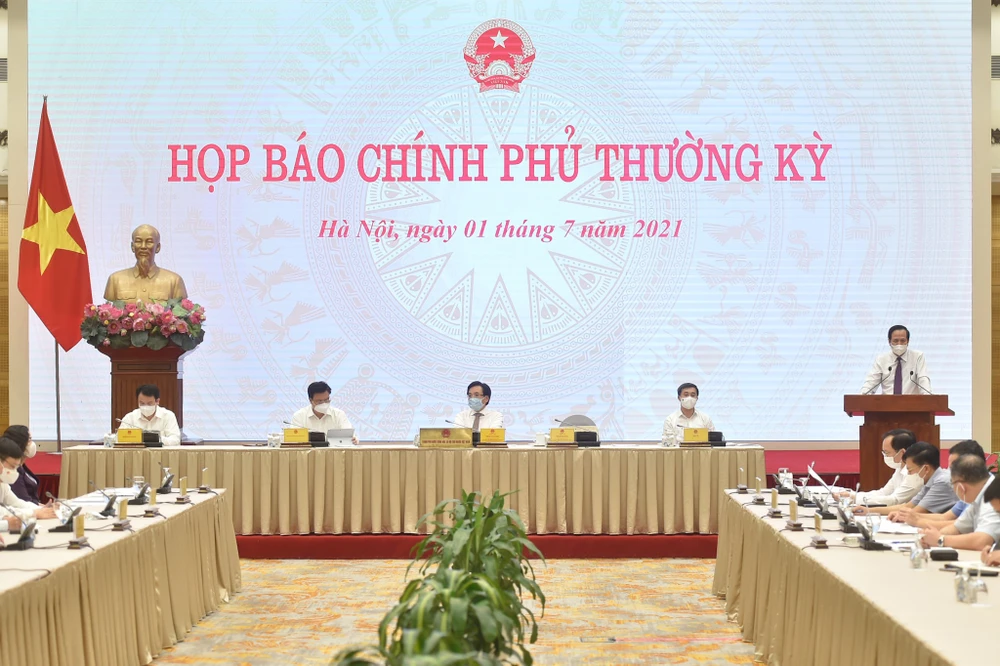 Họp báo Chính phủ tối 1-7. ẢNH: QUANG PHÚC