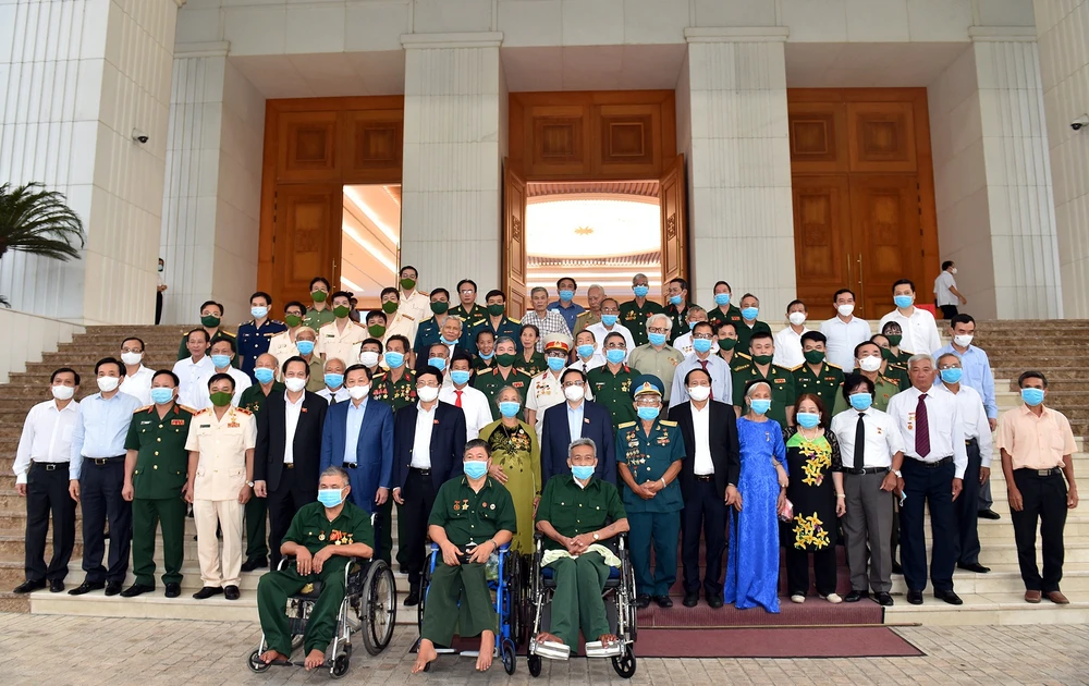 Thủ tướng Phạm Minh Chính gặp mặt Đoàn đại biểu Mẹ Việt Nam anh hùng, Anh hùng Lực lượng vũ trang nhân dân, thương binh, bệnh binh, gia đình liệt sĩ và người có công với cách mạng. ẢNH: VIẾT CHUNG