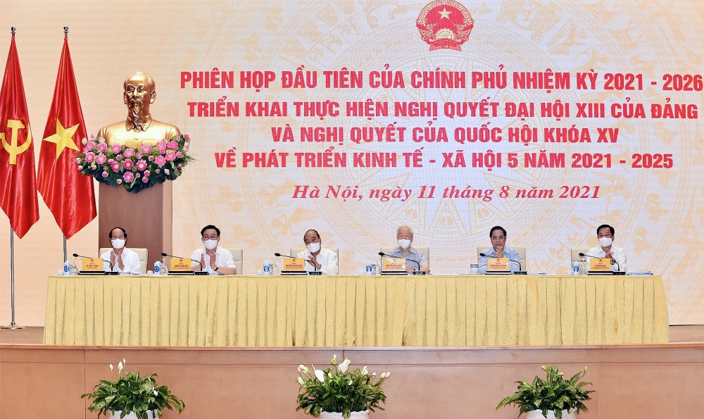 Tổng Bí thư Nguyễn Phú Trọng và các đồng chí lãnh đạo dự phiên họp toàn thể đầu tiên của Chính phủ khóa XV nhiệm kỳ 2021-2026. Ảnh: VIẾT CHUNG