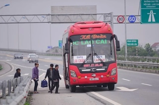 Phạt tiền từ 10-12 triệu đồng đối với người điều khiển xe thực hiện hành vi đón, trả khách trên đường cao tốc