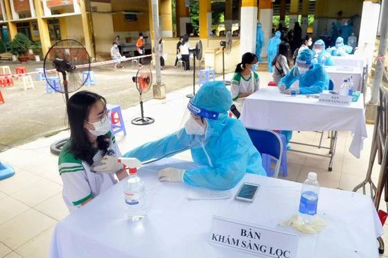 Triển khai việc tiêm vaccine ngừa Covid-19 cho học sinh. Ảnh: CAO THĂNG