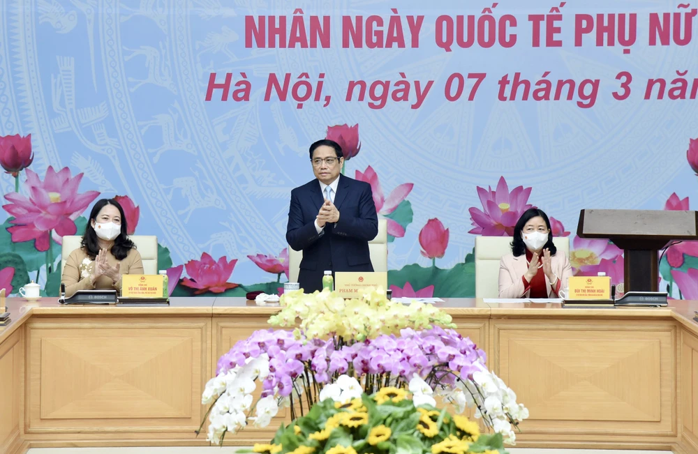 Thủ tướng Phạm Minh Chính gặp mặt đại diện nữ lãnh đạo, quản lý, nữ trí thức, văn nghệ sĩ tiêu biểu. Ảnh: VIẾT CHUNG ​