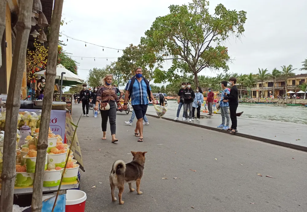 Du khách quốc tế du lịch tại Việt Nam. Ảnh: QUANG PHÚC