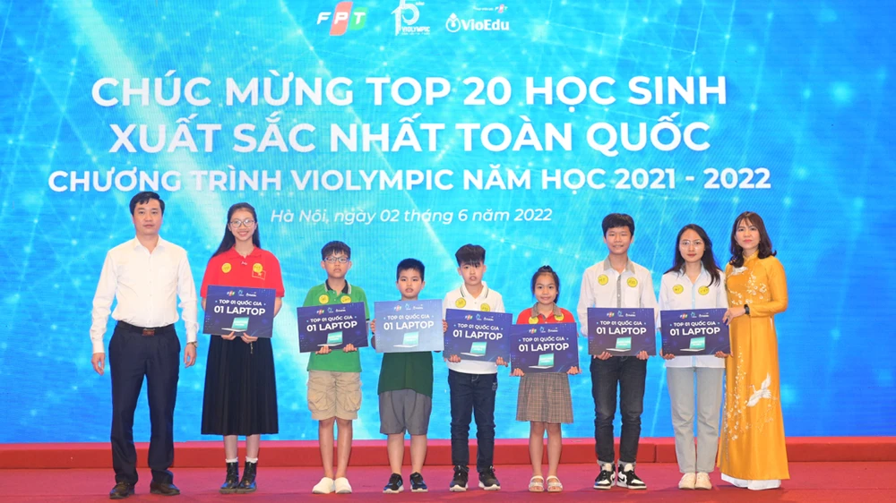 Các em học sinh đạt giải nhận thưởng