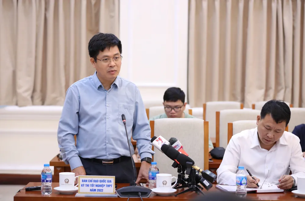 Vụ trưởng Vụ Giáo dục Trung học Nguyễn Xuân Thành (bìa trái)