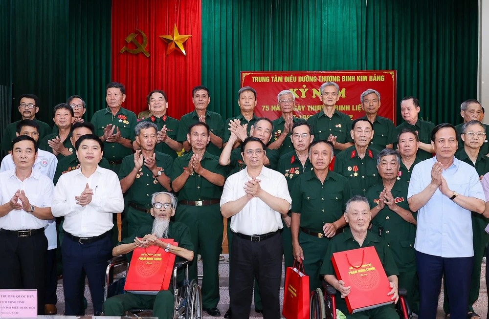 Thủ tướng Phạm Minh Chính thăm, tặng quà cho thương binh, bệnh binh tại Trung tâm điều dưỡng thương binh Kim Bảng, tỉnh Hà Nam, chiều 19-7. Ảnh: VIẾT CHUNG