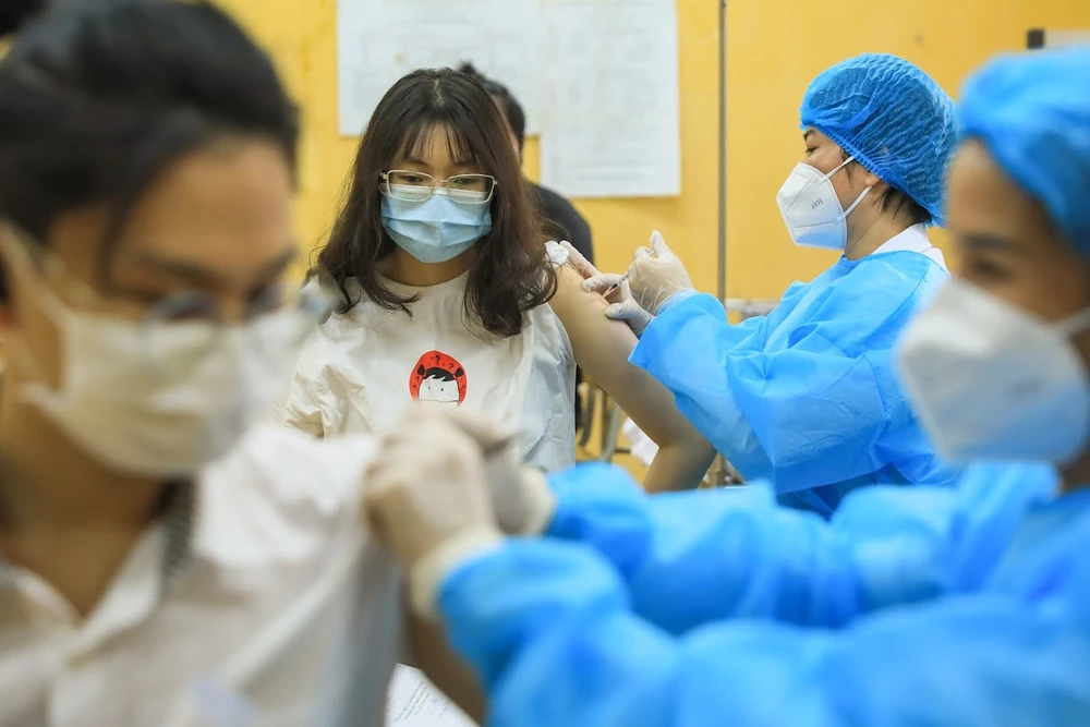Tiêm vaccine ngừa Covid-19 cho học sinh. Ảnh: QUANG PHÚC