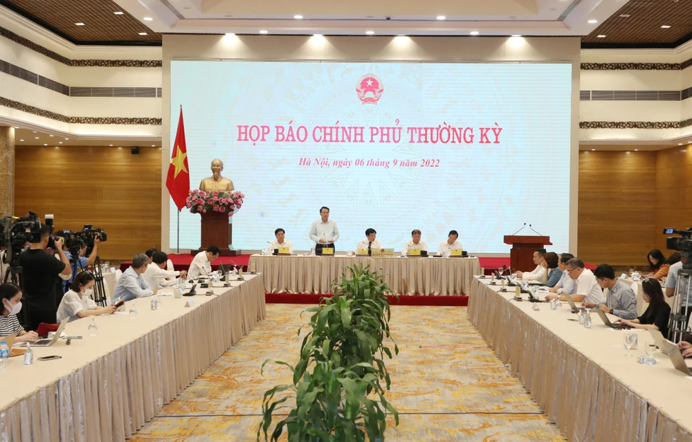 Họp báo Chính phủ thường kỳ tối 6-9. Ảnh: QUANG PHÚC