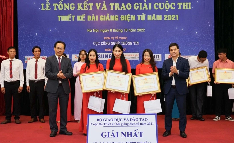 Ban tổ chức trao giải nhất cuộc thi thiết kế bài giảng điện tử năm 2021