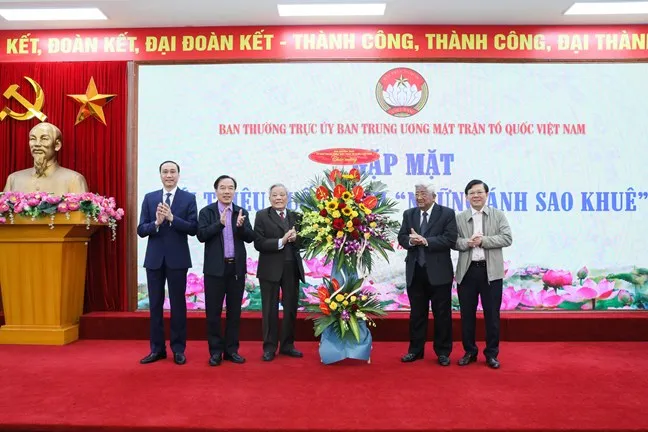 MTTQ Việt Nam giới thiệu cuốn sách “Những ánh sao khuê” ảnh 2 MTTQ Việt Nam giới thiệu cuốn sách “Những ánh sao khuê” ảnh 2