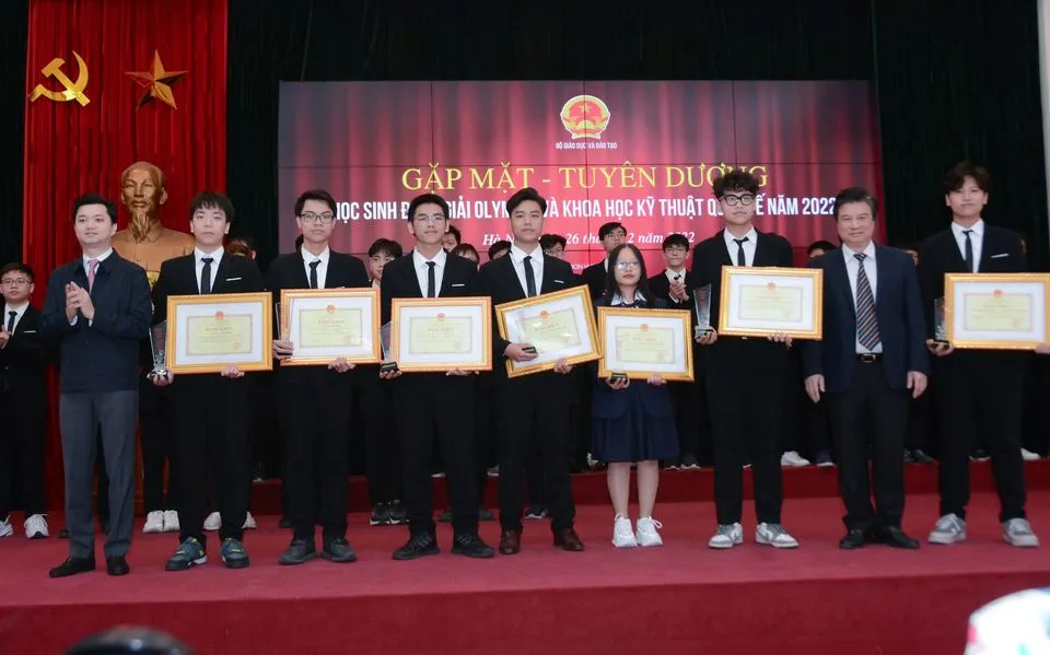 Trao giải cho các học sinh đoạt giải Trao giải cho các học sinh đoạt giải