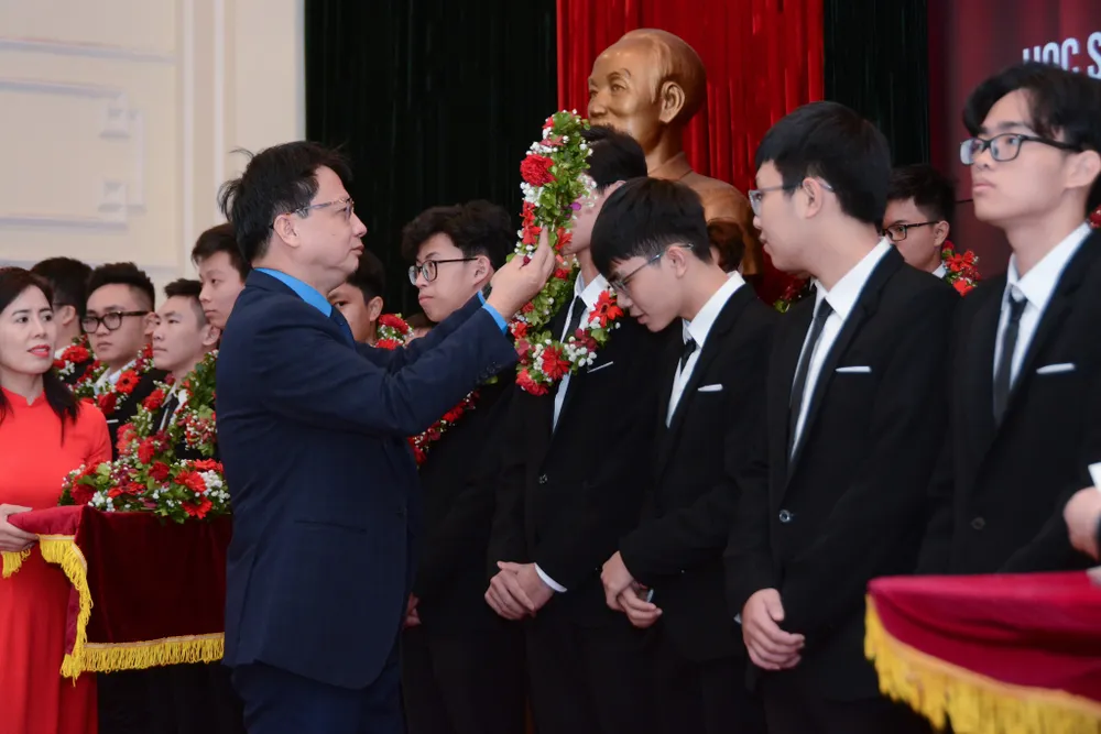 Trao vòng nguyệt quế cho các em học sinh Trao vòng nguyệt quế cho các em học sinh