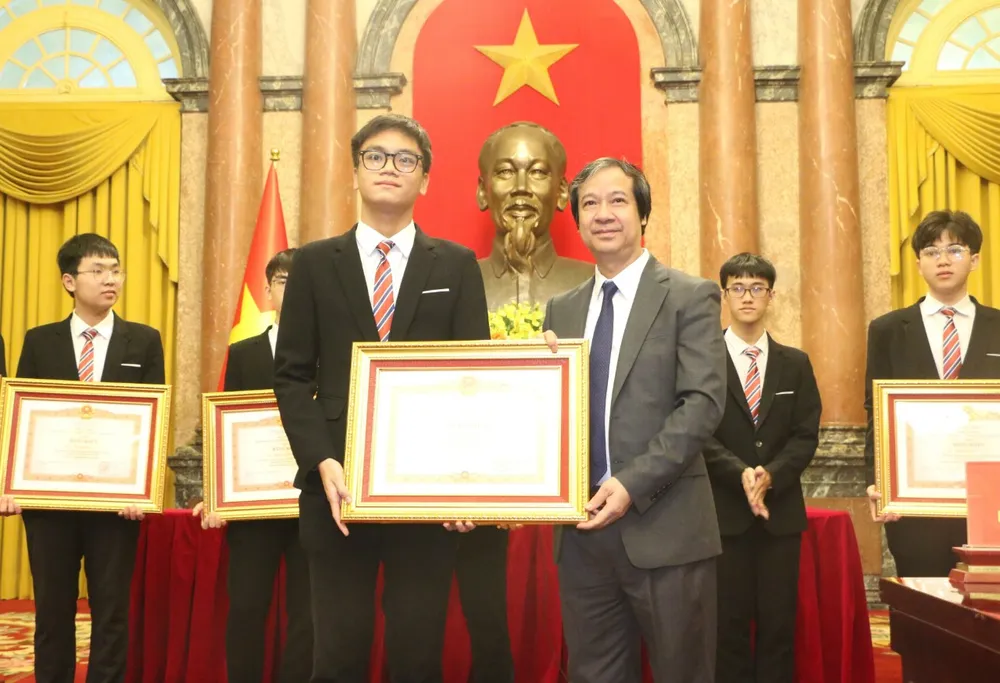 Bộ trưởng Bộ GD-ĐT Nguyễn Kim Sơn trao bằng khen của Thủ tướng Chính phủ cho các học sinh Bộ trưởng Bộ GD-ĐT Nguyễn Kim Sơn trao bằng khen của Thủ tướng Chính phủ cho các học sinh