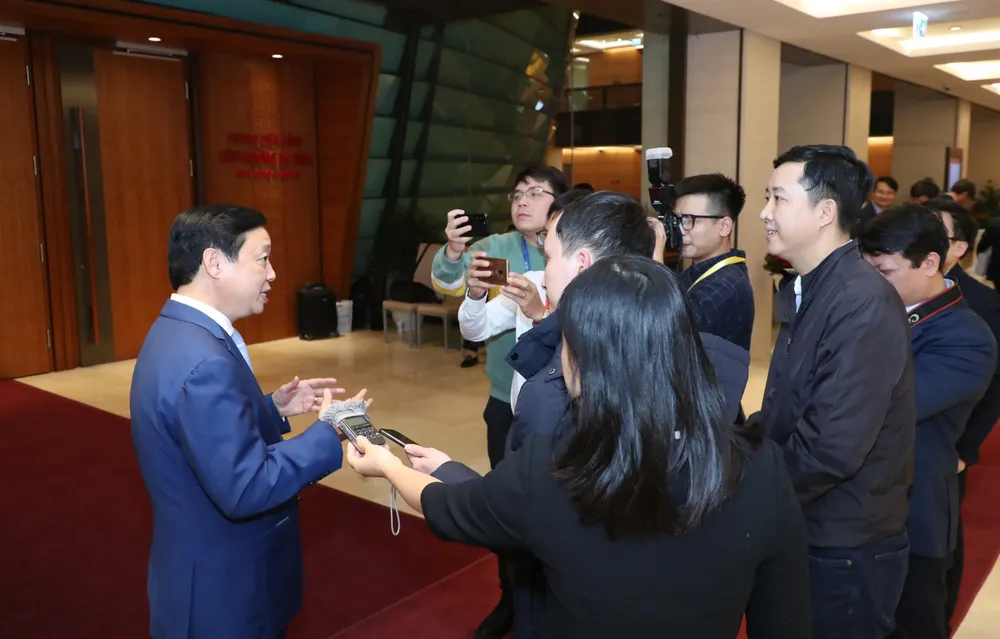 Tân Phó Thủ tướng Trần Hồng Hà trả lời báo chí sau khi được Quốc hội phê chuẩn làm Phó Thủ tướng chiều 5-1. Ảnh: VIẾT CHUNG