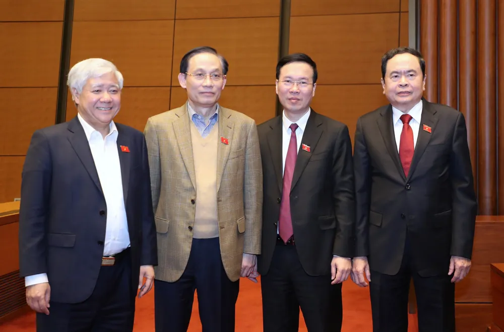 Các ĐB bên hành lang Quốc hội, chiều 6-1. Ảnh: QUANG PHÚC Các ĐB bên hành lang Quốc hội, chiều 6-1. Ảnh: QUANG PHÚC