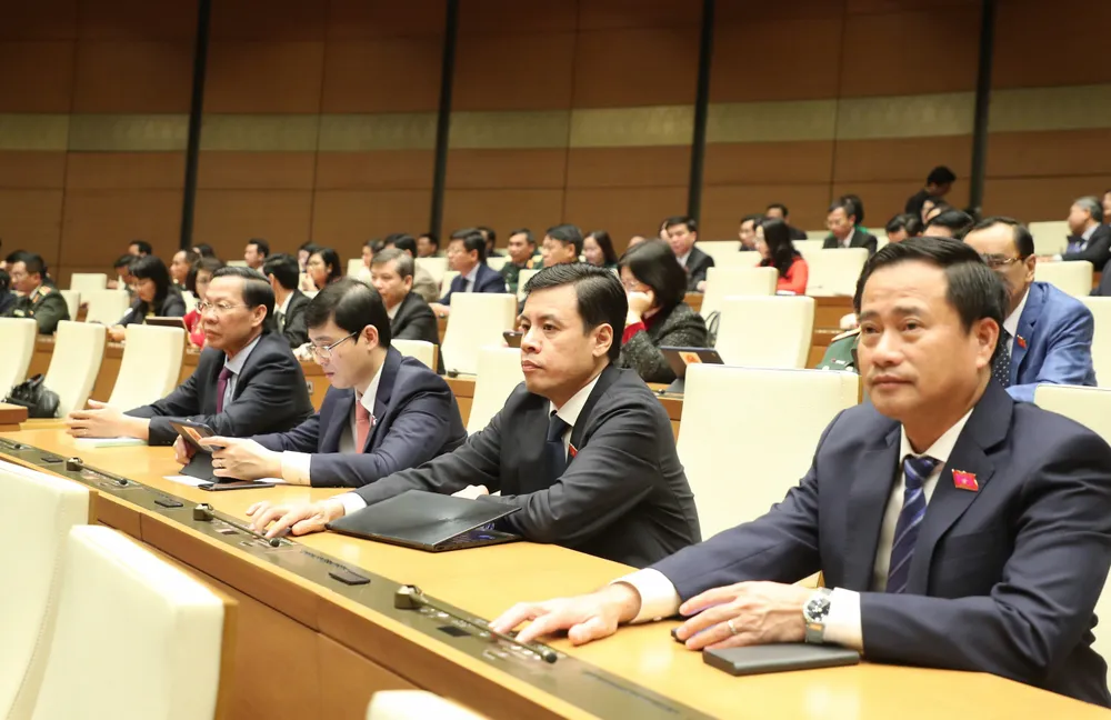 ĐBQH TPHCM bấm nút biểu quyết. Ảnh: QUANG PHÚC ĐBQH TPHCM bấm nút biểu quyết. Ảnh: QUANG PHÚC