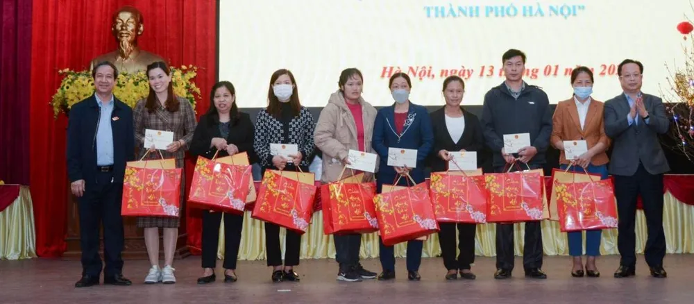 Bộ trưởng Nguyễn Kim Sơn tặng quà, chúc tết giáo viên có hoàn cảnh khó khăn đã và đang công tác tại các trường học trên địa bàn huyện Ứng Hòa